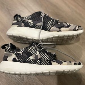 Men’s Size 10 Camo Sneakers